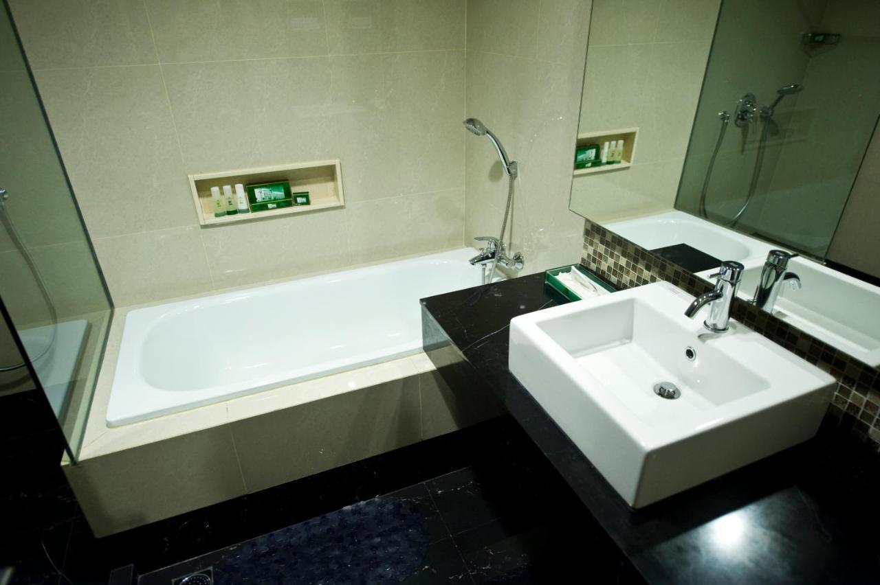Emerald Garden International Hotel Medan Esterno foto