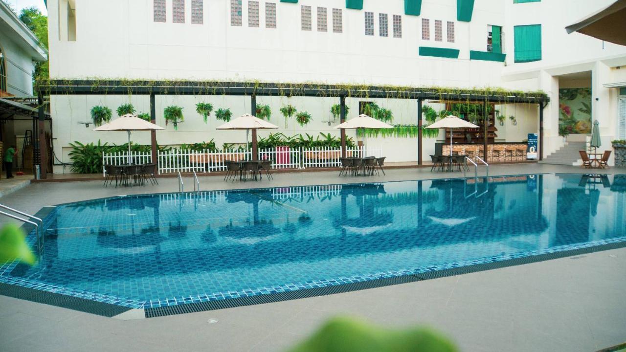 Emerald Garden International Hotel Medan Esterno foto