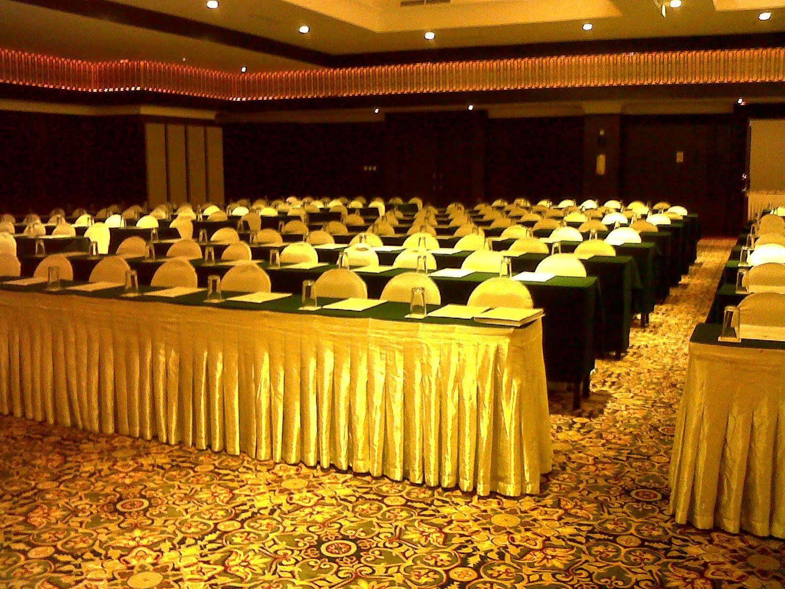Emerald Garden International Hotel Medan Esterno foto