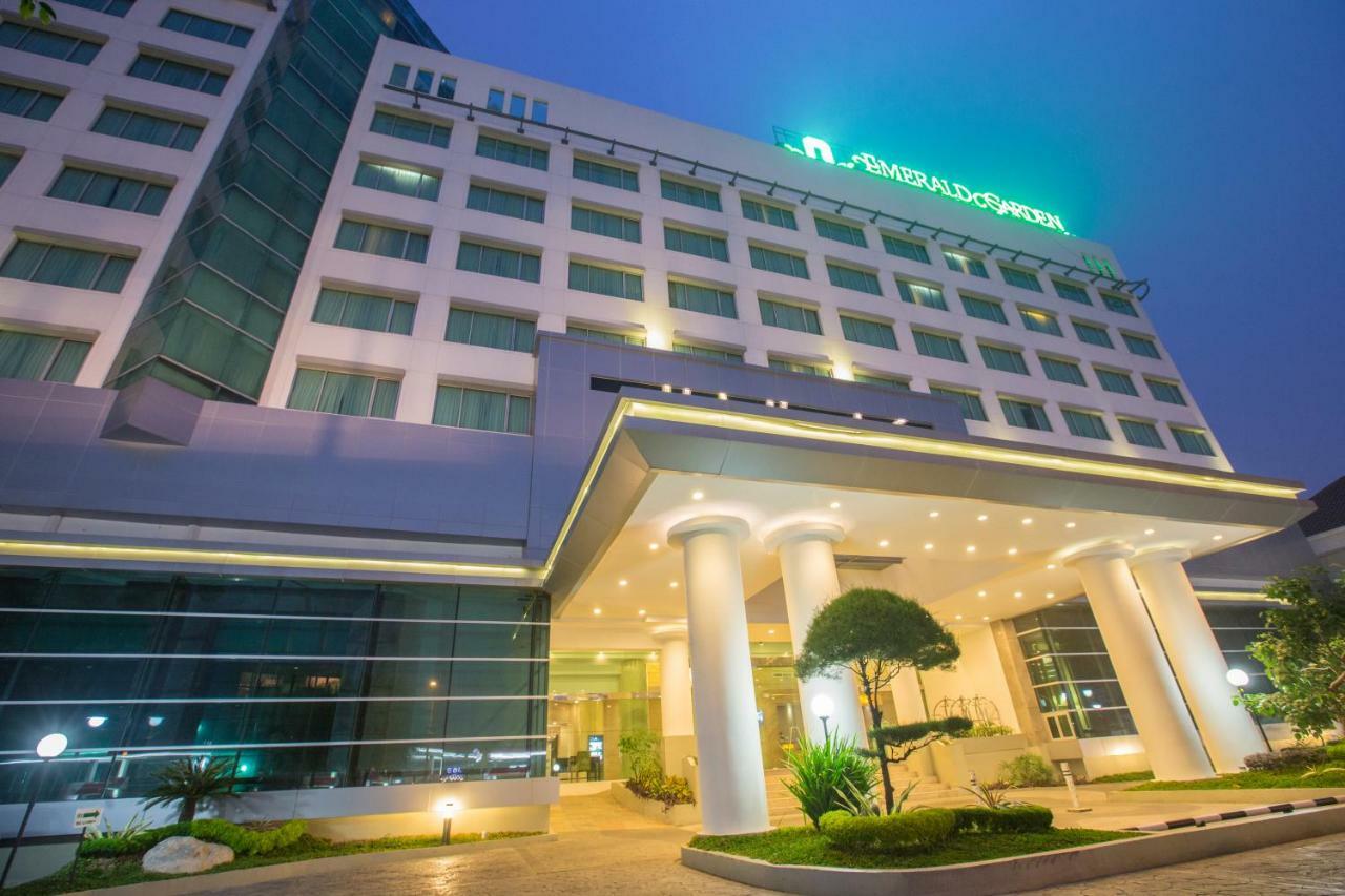 Emerald Garden International Hotel Medan Esterno foto